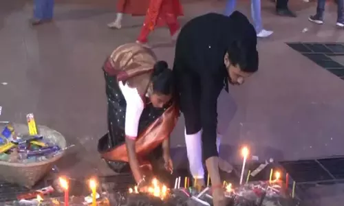 Maha Ashtami के दूसरे दिन दुर्गा पूजा मनाने के लिए अगरतला की सड़कों पर उमड़े श्रद्धालु