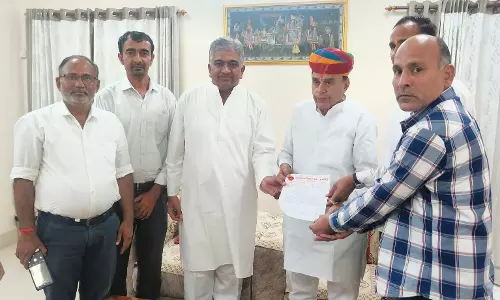 Jaipur: संसदीय कार्य,विधि एवं न्याय मंत्री ने शनिवार को सर्किट हाउस में की जनसुनवाई Jaipur: संसदीय कार्य,विधि एवं न्याय मंत्री ने शनिवार को सर्किट हाउस में की जनसुनवाई