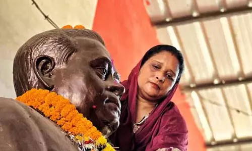 पुण्यतिथि पर लोहिया की प्रतिमा पर माल्यार्पण कर राशि ने किया याद
