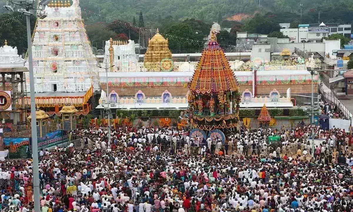 Andhra Pradesh: भगवान मलयप्पा विशाल रथ पर सवार Andhra Pradesh: भगवान मलयप्पा विशाल रथ पर सवार