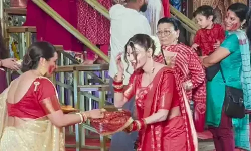 Durga Puja के दौरान शर्लिन ने छुए रानी मुखर्जी के पैर