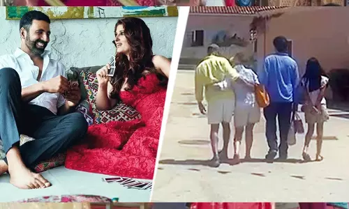 Twinkle Khanna  पति अक्षय के साथ मटकाई कमरिया