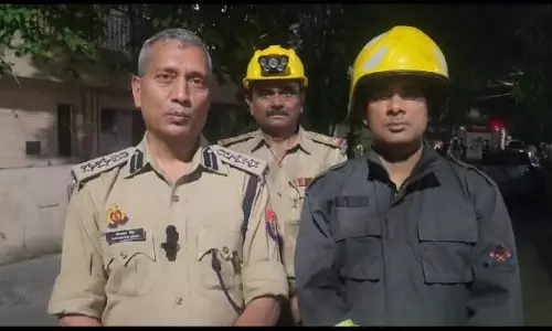Noida: सेक्टर 27 के एफ- ब्लॉक में पटाखे की चिंगारी से मकान में लगी आग