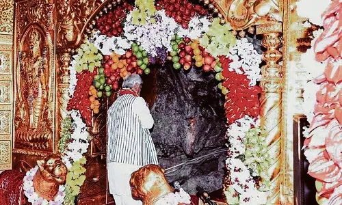 वैष्णो देवी में J&K  के एलजी मनोज सिन्हा ने शांति और समृद्धि की प्रार्थना की