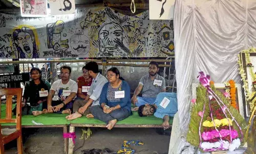 Bengal मेडिकल कॉलेज एवं अस्पताल के अनशनकारी डॉक्टर का दावा, पुलिस ने परिजनों को बुलाया