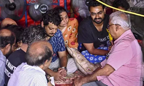 Bengal: अनशन पर बैठे एक और जूनियर डॉक्टर की हालत बिगड़ने पर अस्पताल में भर्ती