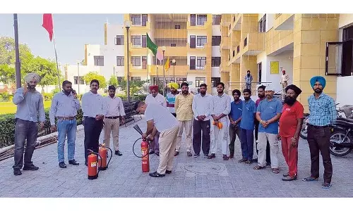 Amritsar: वाल्मीकि तीर्थ पर फायर ब्रिगेड ने मॉक ड्रिल का आयोजन किया Amritsar: वाल्मीकि तीर्थ पर फायर ब्रिगेड ने मॉक ड्रिल का आयोजन किया