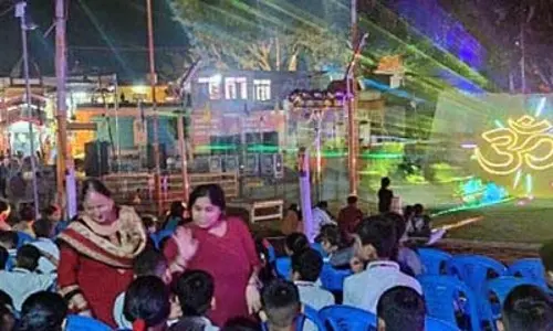 Basohli Utsav: दूसरे दिन मेगा लेजर शो ने दर्शकों को किया मंत्रमुग्ध Basohli Utsav: दूसरे दिन मेगा लेजर शो ने दर्शकों को किया मंत्रमुग्ध