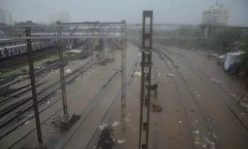 Tiruvallur में भारी बारिश से बागमती एक्सप्रेस के पटरी से उतरने के बाद मरम्मत कार्य बाधित Tiruvallur में भारी बारिश से बागमती एक्सप्रेस के पटरी से उतरने के बाद मरम्मत कार्य बाधित