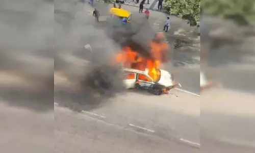 BREAKING: आग का गोला बनी कार, लोगों में मचा हड़कंप