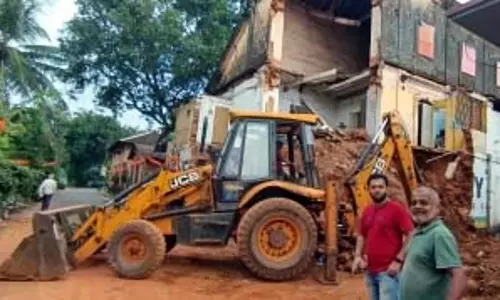 Pernem में पुरानी इमारत का एक हिस्सा ढह गया