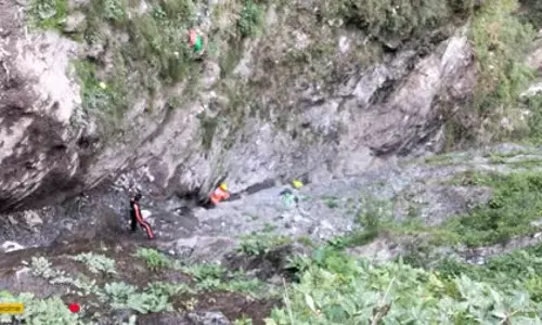 Rudraprayag: घोड़े की टक्कर लगने से खाई में गिरी महिला, मौके पर मौत Rudraprayag: घोड़े की टक्कर लगने से खाई में गिरी महिला, मौके पर मौत