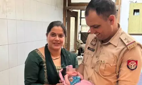 Ghaziabad: सब-इंस्पेक्टर ने झाड़ियों में लावारिस मिली नवजात बच्ची को गोद लिया