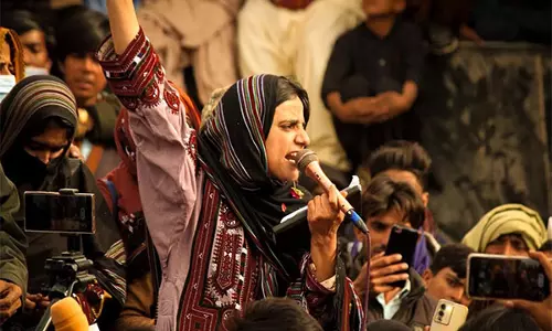 असहमति के दमन के बीच पाकिस्तान ने महरंग Baloch पर विवादास्पद एफआईआर दर्ज की असहमति के दमन के बीच पाकिस्तान ने महरंग Baloch पर विवादास्पद एफआईआर दर्ज की
