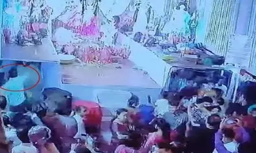 Bangladesh के ढाका में दुर्गा पूजा पंडाल पर पेट्रोल बम फेंका गया Bangladesh के ढाका में दुर्गा पूजा पंडाल पर पेट्रोल बम फेंका गया