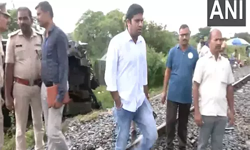 जांच दल ने Kavaraipettai रेल दुर्घटना स्थल का निरीक्षण किया जांच दल ने Kavaraipettai रेल दुर्घटना स्थल का निरीक्षण किया