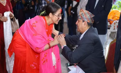 Nepal के राष्ट्रपति से लेकर पूर्व नरेश तक ने विजयादशमी पर जनता को लगाया टीका Nepal के राष्ट्रपति से लेकर पूर्व नरेश तक ने विजयादशमी पर जनता को लगाया टीका