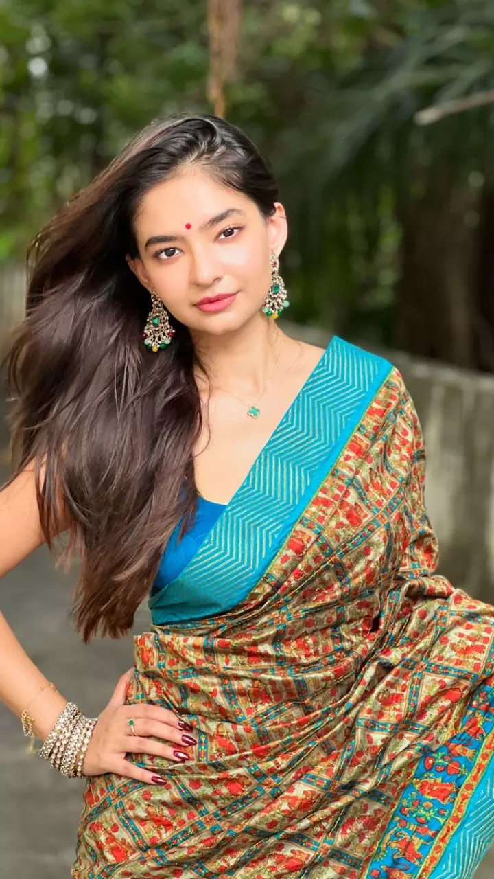 अनुष्का सेन साडी में नजर आई