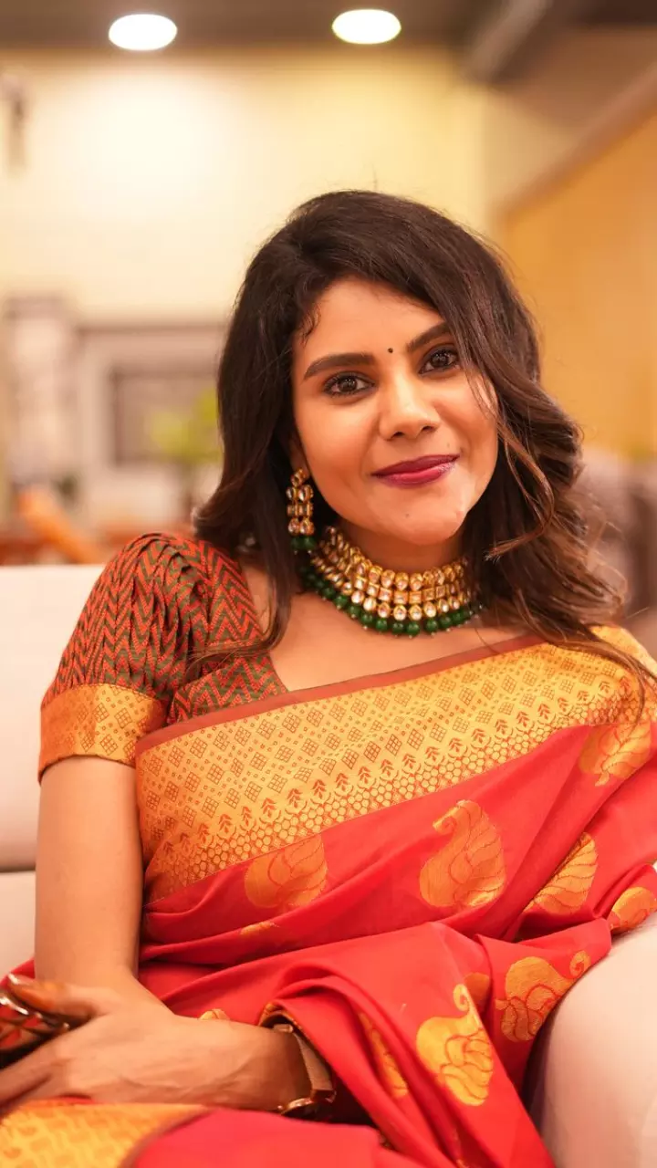 साड़ी में खूबसूरत लगी निविशा