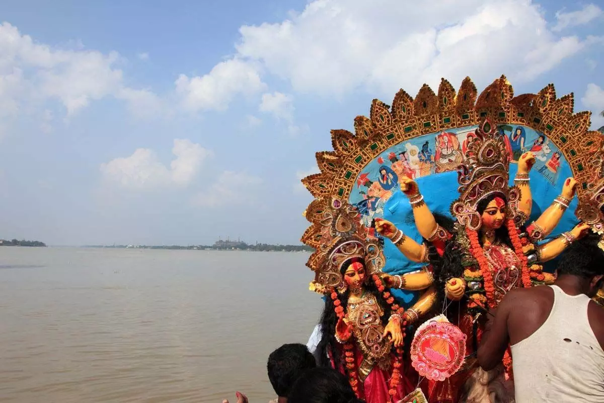 Assam: असम में शांतिपूर्ण तरीके से दुर्गा पूजा प्रतिमा विसर्जन