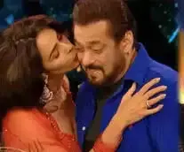 Mallika Sharawat ने बिग बॉस 18 के मंच पर सलमान खान को किस कि