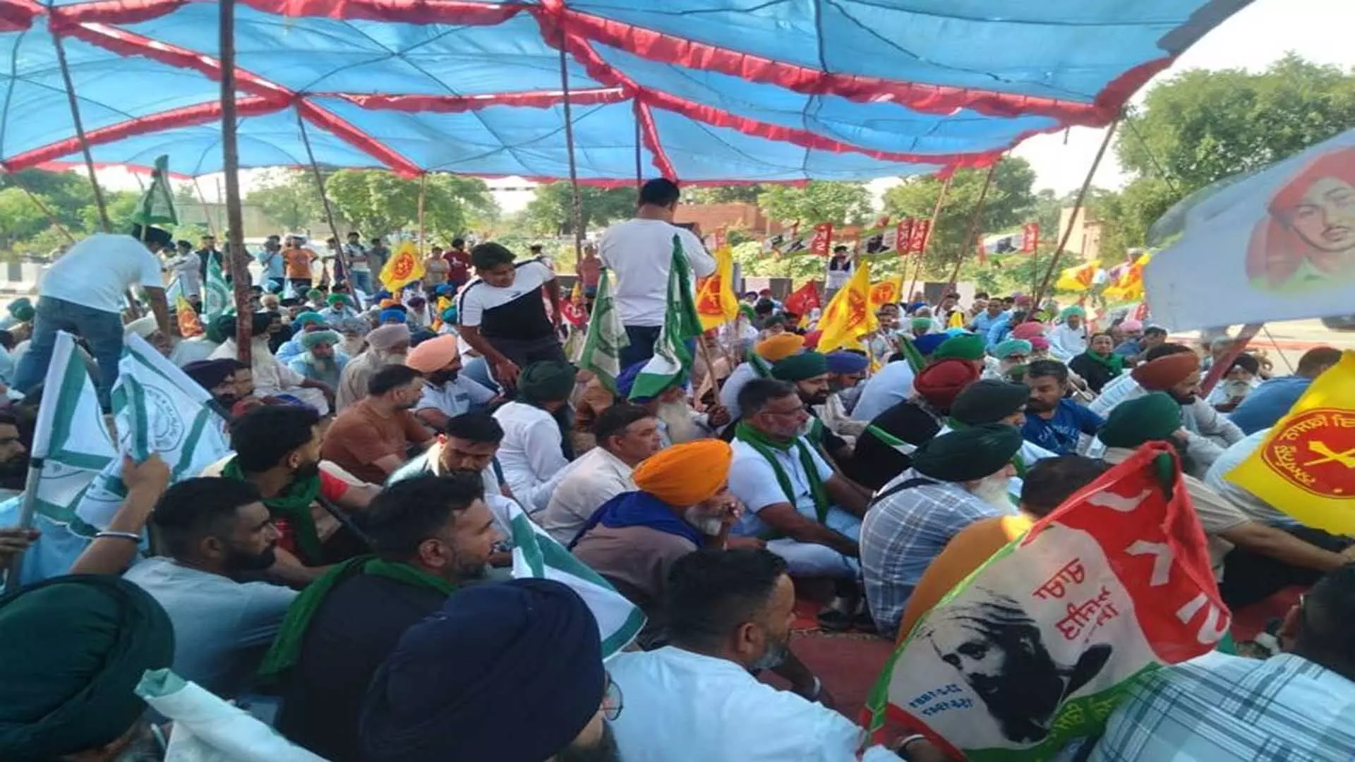 Punjab: धान खरीद में देरी के विरोध में किसानों ने सड़कें जाम कीं, रेल पटरियों पर धरना