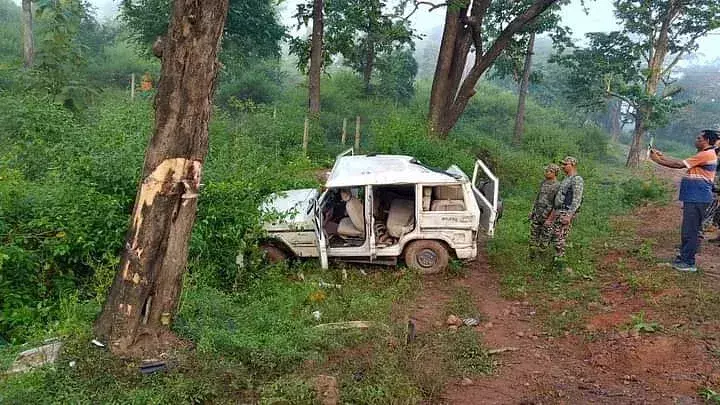 Balaghat: सर्चिंग के CRPF जवानों की गाड़ी पलटी, एक की मौत चार घायल