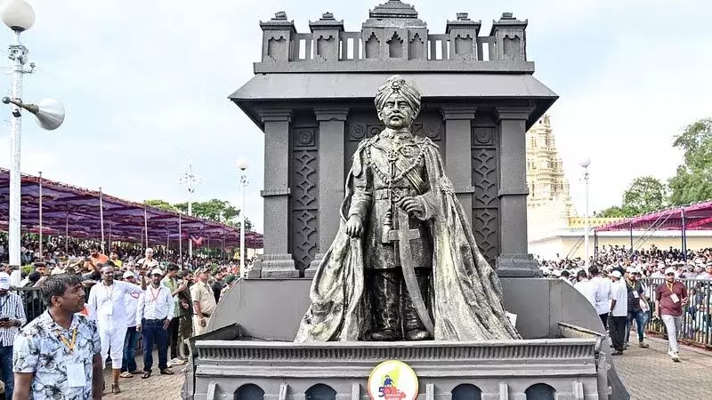 Mysuru दशहरा जंबू सवारी देखने के लिए लोग बारिश का सामना कर रहे