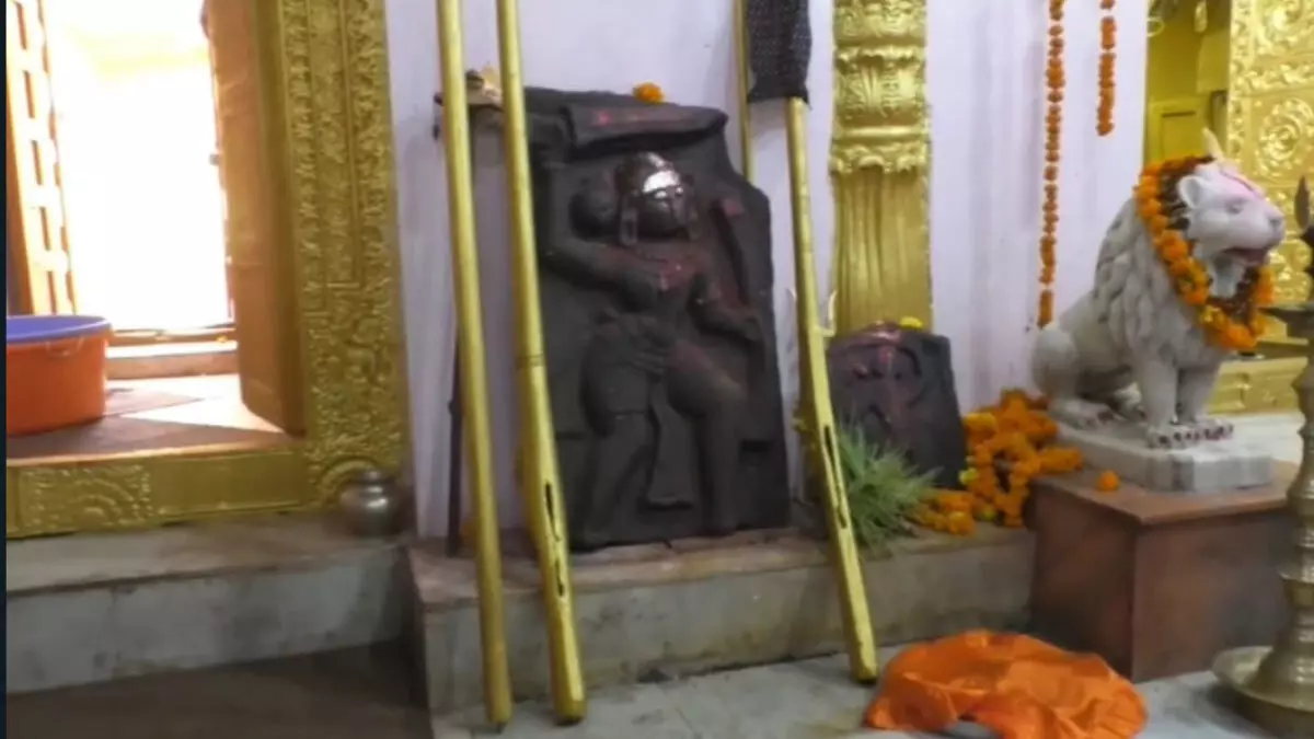 राजजमहल में कालबान बंदूक की हुई पूजा