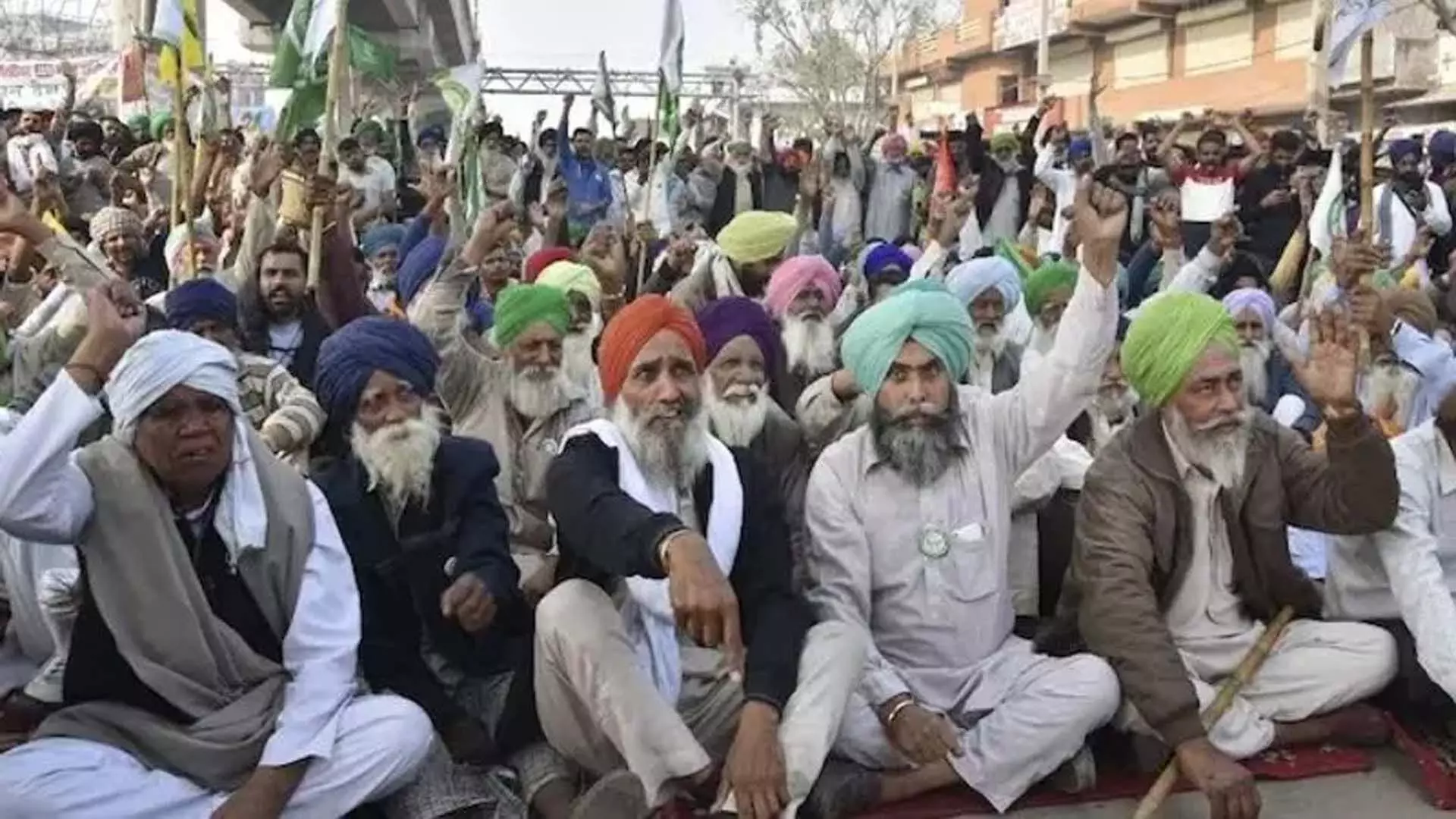 Punjab: धान खरीद में देरी के विरोध में किसानों ने सड़कें जाम कीं, रेल पटरियों पर धरना