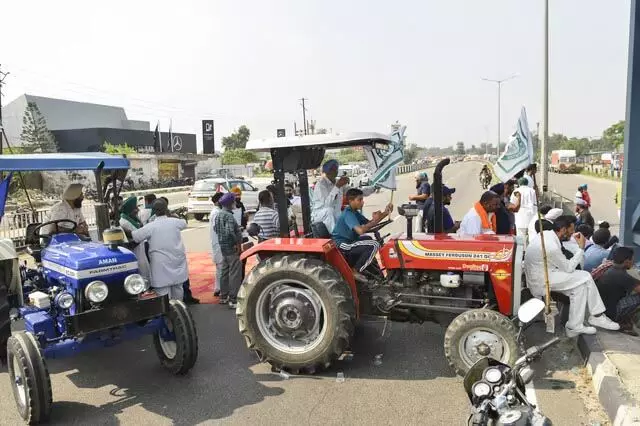 Punjab: किसानों ने धान खरीद में देरी का आरोप लगाते हुए सड़कें और रेल पटरियां जाम कीं