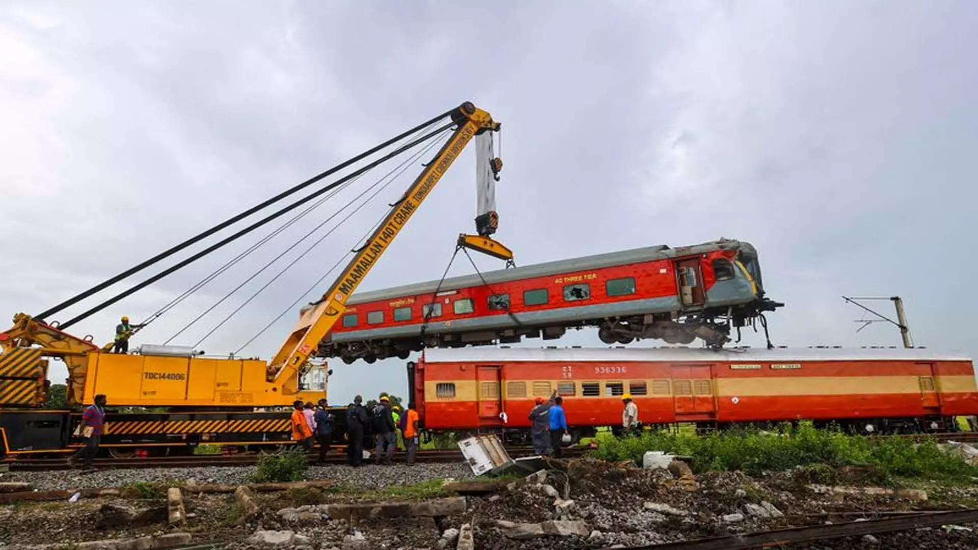 Train collision: तकनीकी टीम को तोड़फोड़ का संदेह