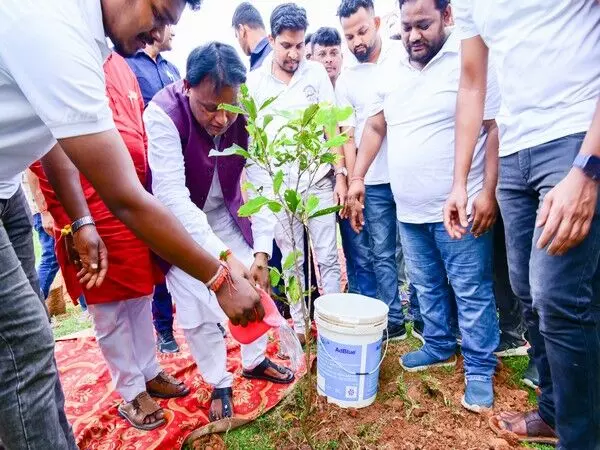 Odisha के मुख्यमंत्री माझी ने रायकला गांव में एक पेड़ मां के नाम अभियान के तहत पौधे लगाए