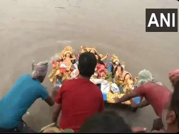 देश के विभिन्न भागों में देवी दुर्गा की प्रतिमाओं का विसर्जन कर Durga Puja उत्सव का समापन किया गया