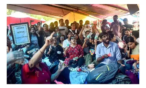 RG Kar: अनशन पर बैठे चिकित्सक की हालत बिगड़ने पर उन्हें अस्पताल ले जाया गया