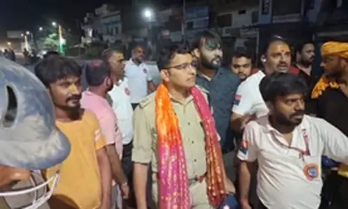 दुर्गा प्रतिमा विसर्जन के दौरान पथराव, पुलिस ने संभाला मोर्चा