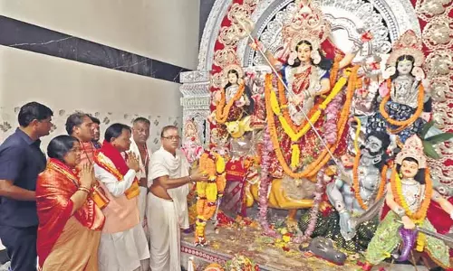 ओडिशा के सीएम माझी ने पंडालों का किराया माफ किया, मंडप भ्रमण किया ओडिशा के सीएम माझी ने पंडालों का किराया माफ किया, मंडप भ्रमण किया