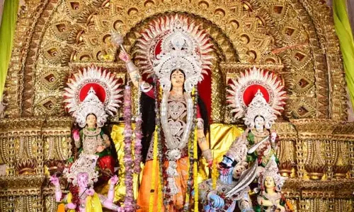 कटक के पंडालों में परंपराओं के अनूठे मिश्रण के साथ मनाई जाती है दुर्गा पूजा कटक के पंडालों में परंपराओं के अनूठे मिश्रण के साथ मनाई जाती है दुर्गा पूजा