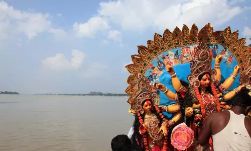 Assam: असम में शांतिपूर्ण तरीके से दुर्गा पूजा प्रतिमा विसर्जन