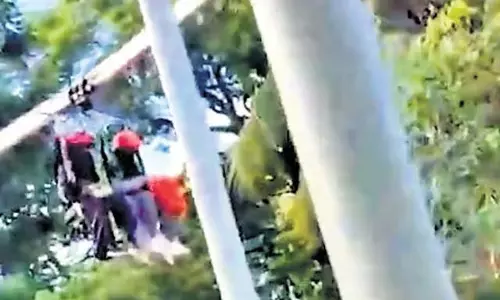 चेन्नई के कलैगनार सेंटेनरी पार्क में जिपलाइन पर फंस गईं महिलाएं चेन्नई के कलैगनार सेंटेनरी पार्क में जिपलाइन पर फंस गईं महिलाएं