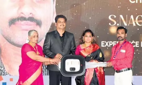चेन्नई स्थित कंपनी ने अपने कर्मचारियों को 28 कारें, 29 मोटरसाइकिलें उपहार में दीं चेन्नई स्थित कंपनी ने अपने कर्मचारियों को 28 कारें, 29 मोटरसाइकिलें उपहार में दीं