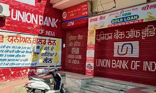 Punjab :  चुनाव ड्यूटी पर तैनात कर्मचारी, फाजिल्का बैंक बंद रहा