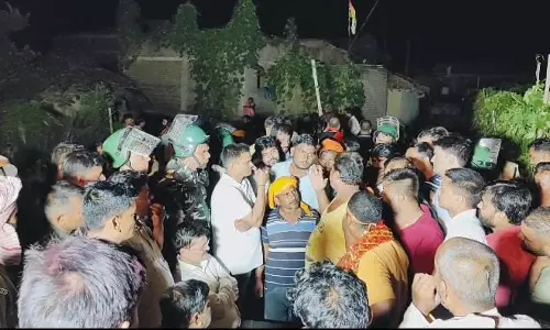 Garhwa: दुर्गा प्रतिमा विसर्जन को लेकर दो गुटों में विवाद, पथराव