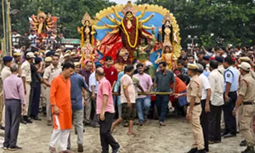 Assam: असम में शांतिपूर्ण तरीके से दुर्गा पूजा प्रतिमा विसर्जन
