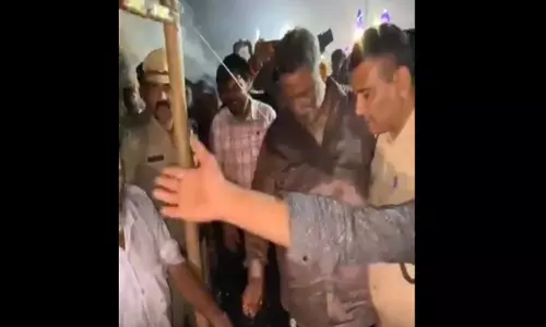 रावण दहन का कार्यक्रम: बाल-बाल बचे सांसद, भारी पड़ा रॉकेट में आग लगाना