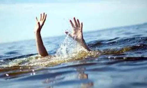 Bihar: कलश विसर्जन के दौरान पिता को बचाने में बेटे की गई जान Bihar: कलश विसर्जन के दौरान पिता को बचाने में बेटे की गई जान