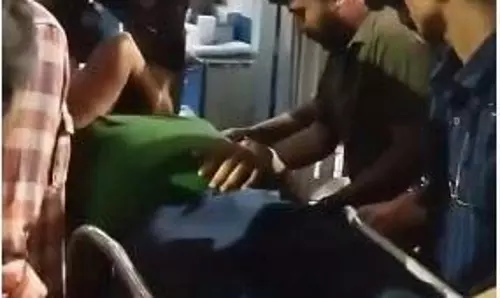 RG tax protest: भूख हड़ताल पर बैठे एक और जूनियर डॉक्टर अस्पताल में भर्ती