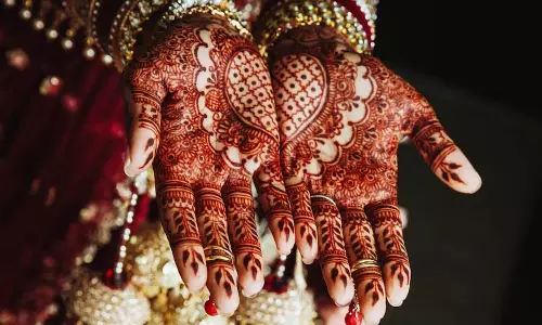 Mehndi का रंग गाढ़ा नहीं हो रहा तो अपनाएं ये बेहतरीन टिप्स Mehndi का रंग गाढ़ा नहीं हो रहा तो अपनाएं ये बेहतरीन टिप्स