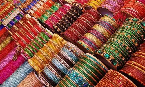 Karwa Chauth के लिए इन चूड़ियों का एक सेट बनाए Karwa Chauth के लिए इन चूड़ियों का एक सेट बनाए