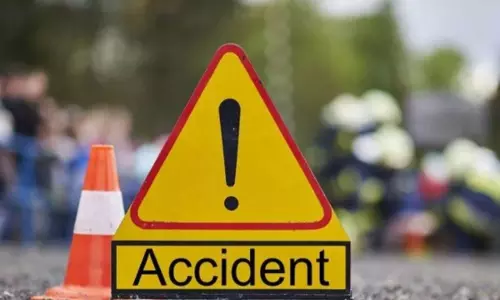 Etawah: अज्ञात वाहन से टकराई कार, दो विदेशी युवतियों समेत तीन की मौत, तीन गंभीर